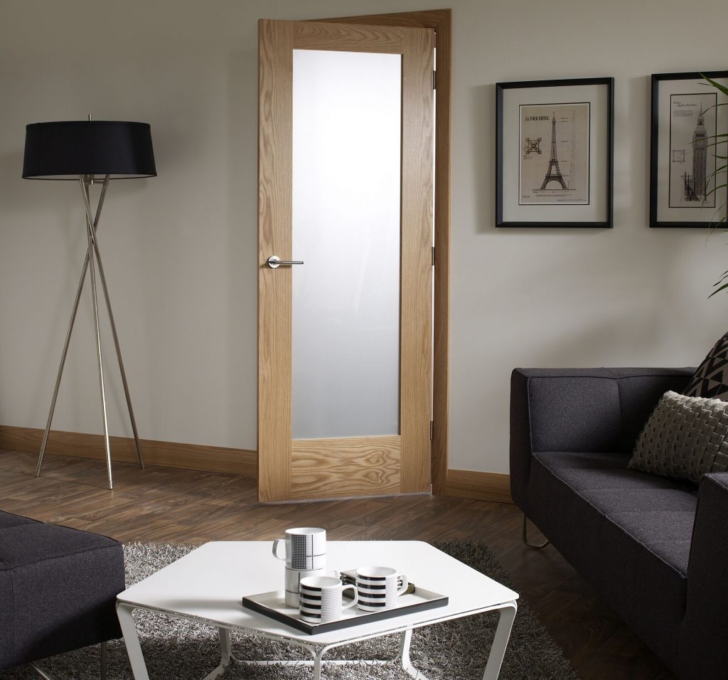 Двери с зеркалами для квартиры — отражение стиля и практичности