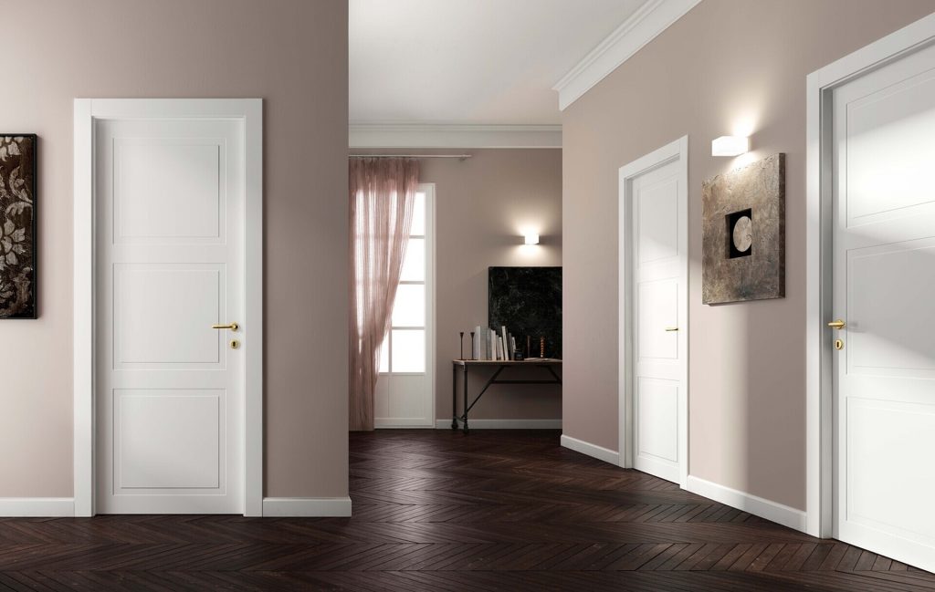 Как выбрать материал внутренних дверей для квартиры, учитывая их эксплуатационные характеристики?
