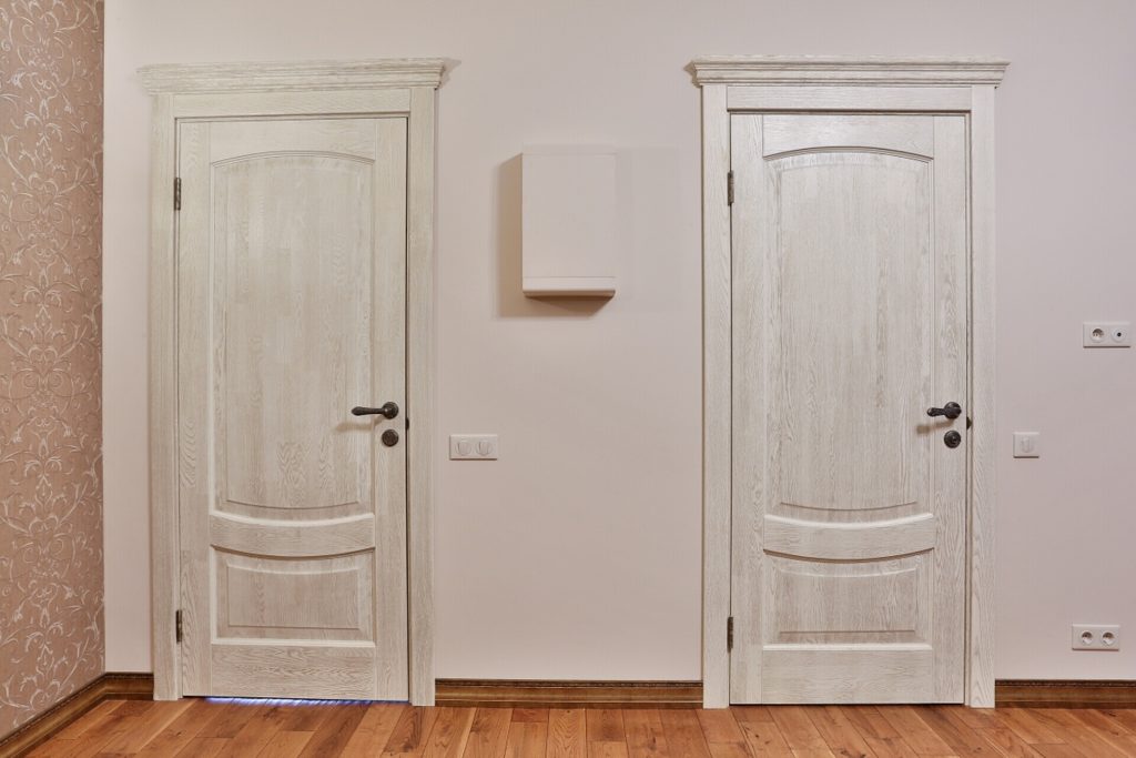 Материалы для дверей в квартиру — какой выбрать?