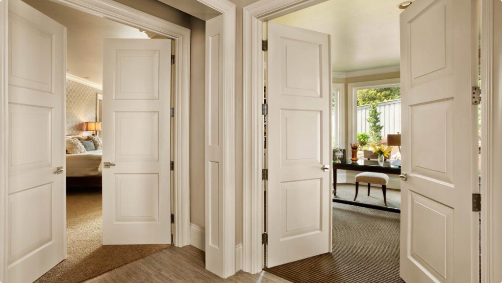 Варианты открытия дверей для квартиры — распашные, раздвижные, подъемные.